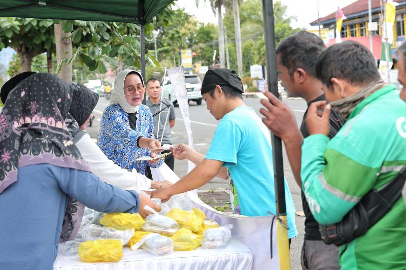 Kunjungi Festival Pasar Takjil, Riana Sari Lepas Bantuan OPD Program Siger Berbagi 