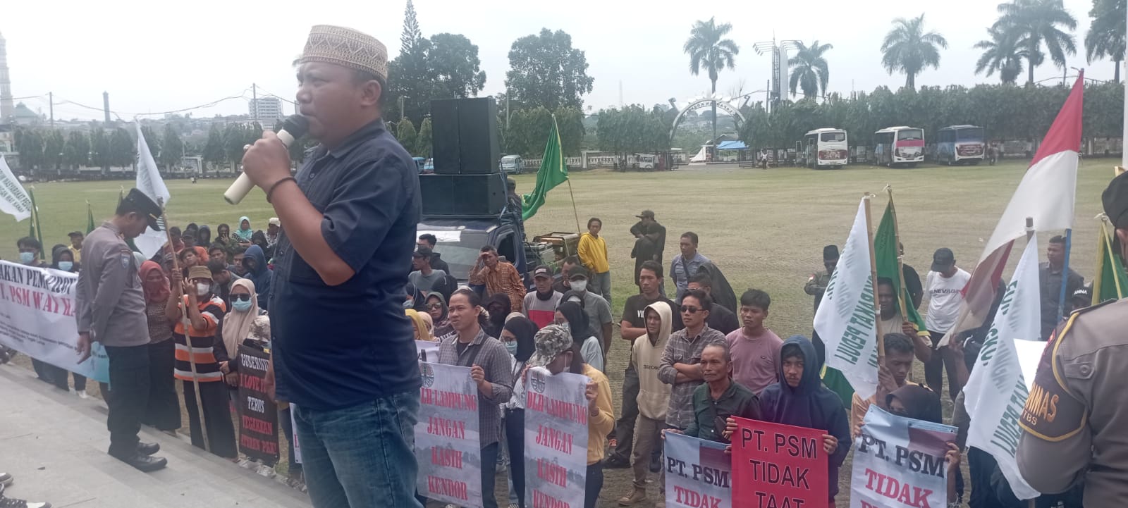 Puluhan Massa Gelar Aksi di Depan Kantor DPRD Lampung, Dukung Penutupan PT PSM Way Kanan 