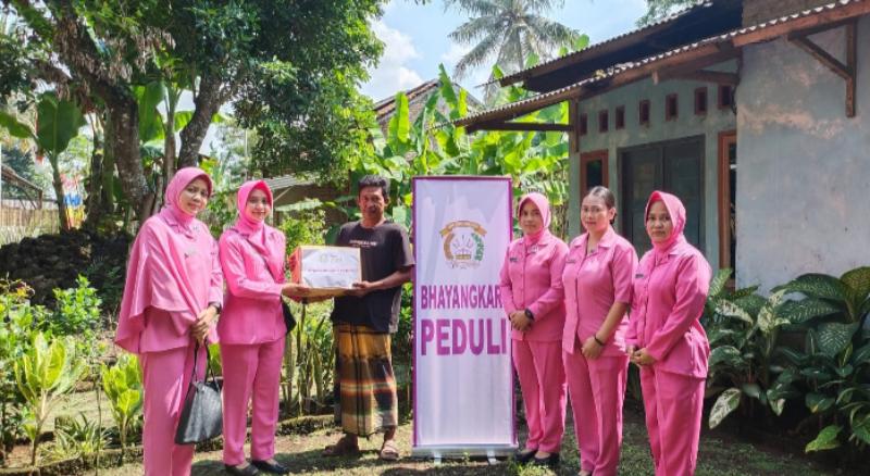 Bhayangkari Ranting Penengahan Bagikan  Paket Sembako