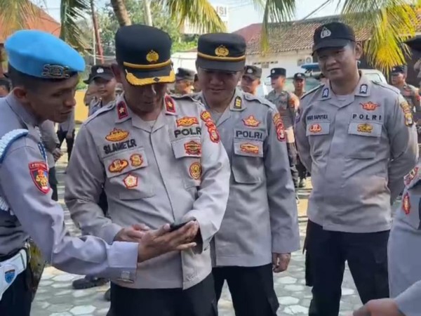 Pastikan Tidak Terlibat Judi Online, Polres Pesisir Barat Periksa Smartphone Anggota