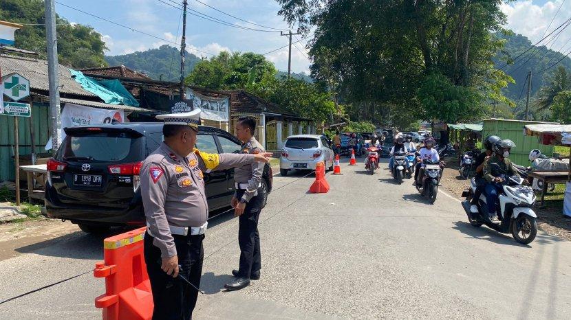 Truk dan Kendaraan Muatan Diarahkan Menyeberang Lewat Pelabuhan Panjang 