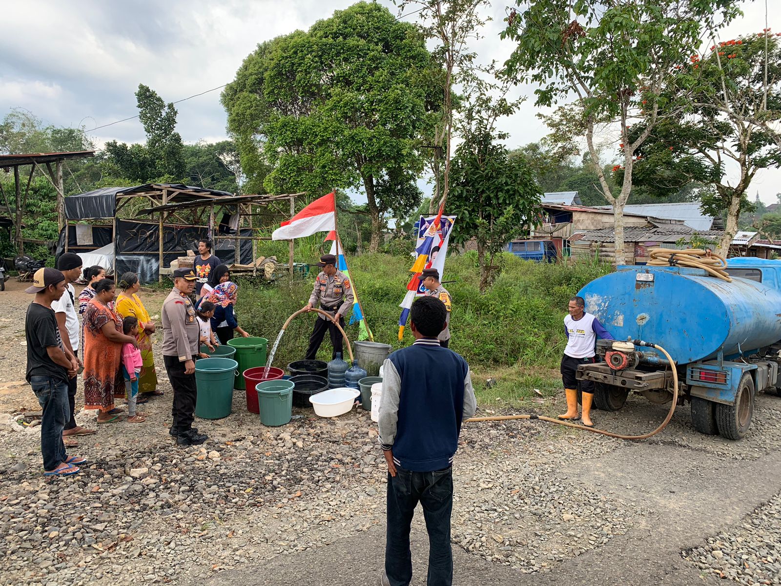 Polres Lampung Barat Bawa Tangki Air Kapasitas 12.000 Liter ke Tengah Pemukiman, Untuk Apa?