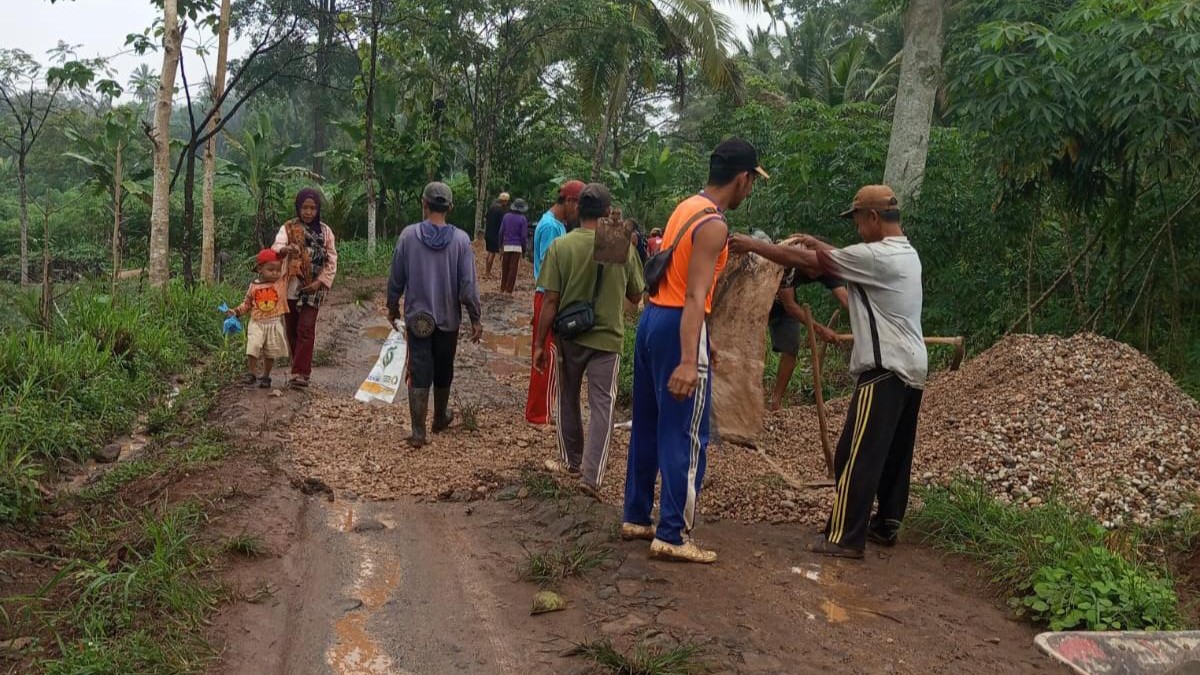 Warga Desa Pekurun dan Desa Kinciran Swadaya Perbaiki Jalan yang Rusak Selama 6 Tahun