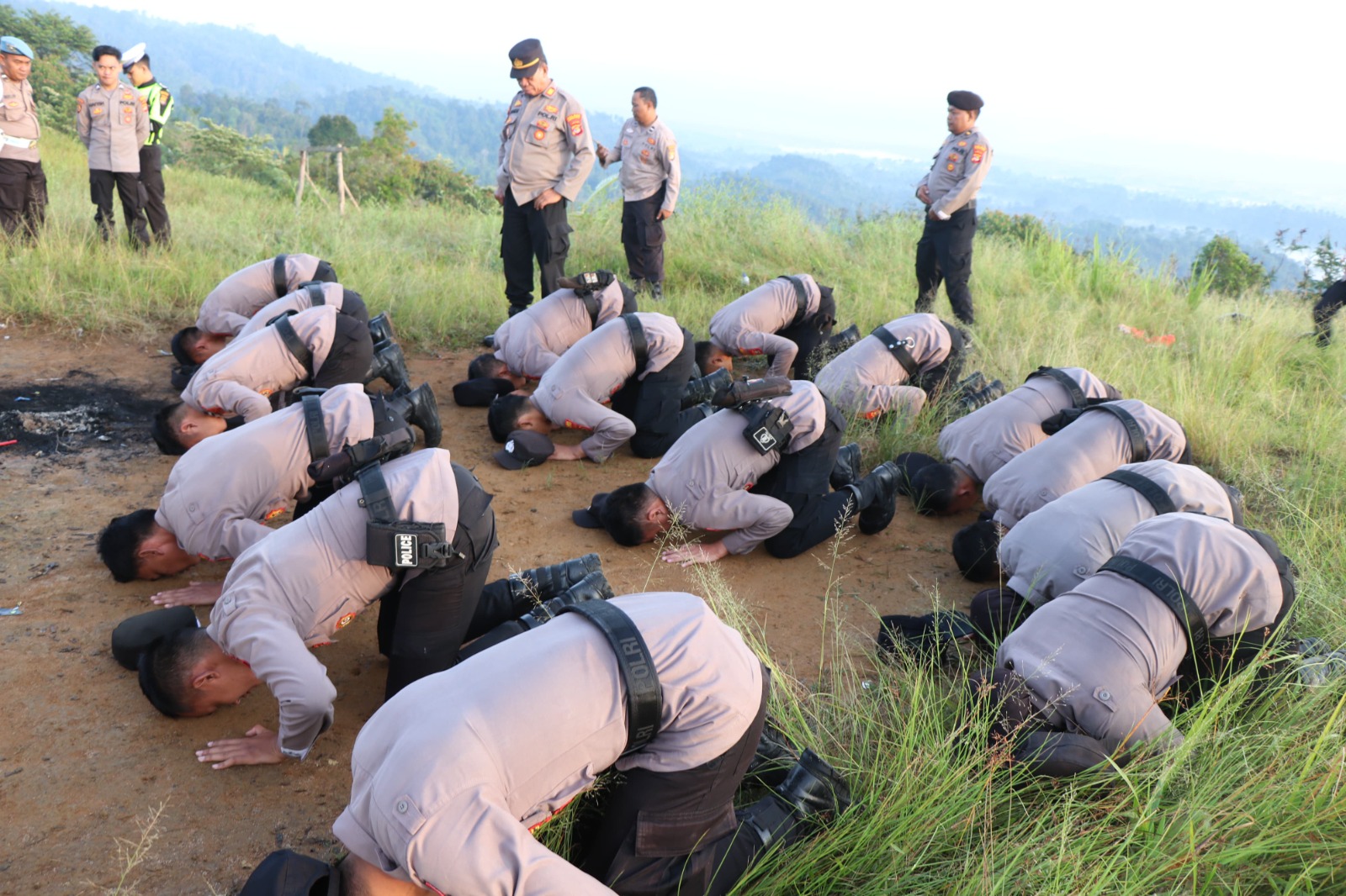 Jadi Tradisi Sakral, Para Bintara Remaja Polres Lambar Ikuti Pembaretan di Bawang Bakung  	