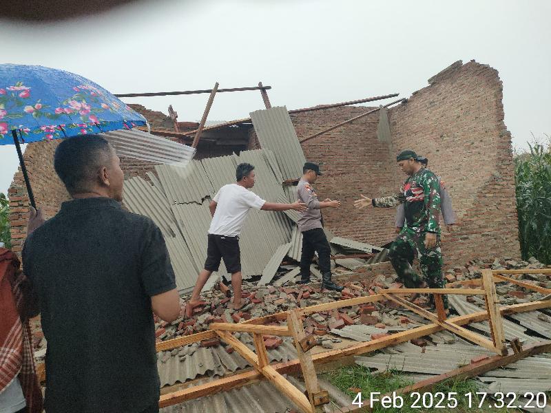 Hujan Deras dan Angin Kencang  Rumah Warga Di Desa Gedung Agung Roboh 