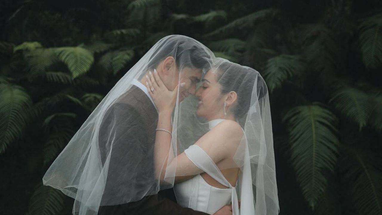 6 Potret Prewedding Ranty Maria dan Rayn Wijaya dengan Konsep Rustic Hangat