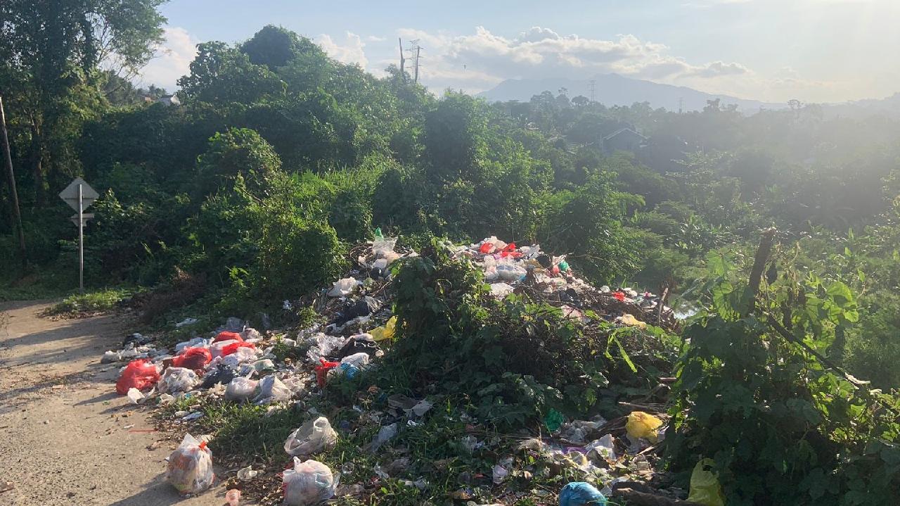Sampah Menumpuk di Jalan Saleh Raja Kusuma, Wajah Wisata Sumur Putri Tercoreng