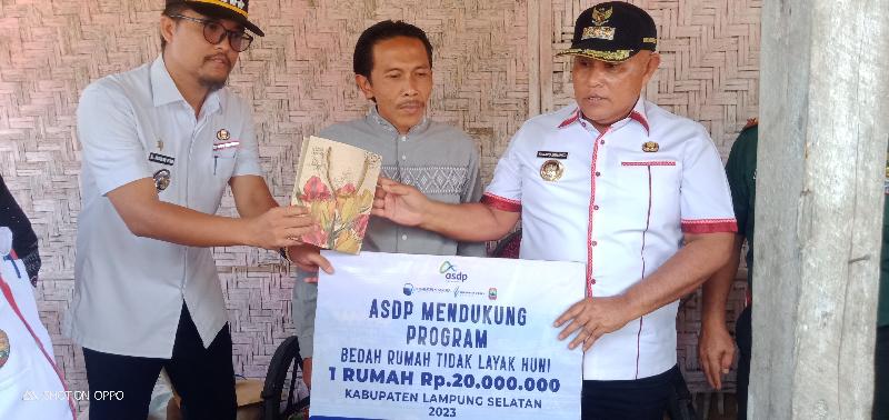 Nanang Ermanto Berikan Bantuan Bedah Rumah Kepada Dua Warga Kecamatan Jatiagung 