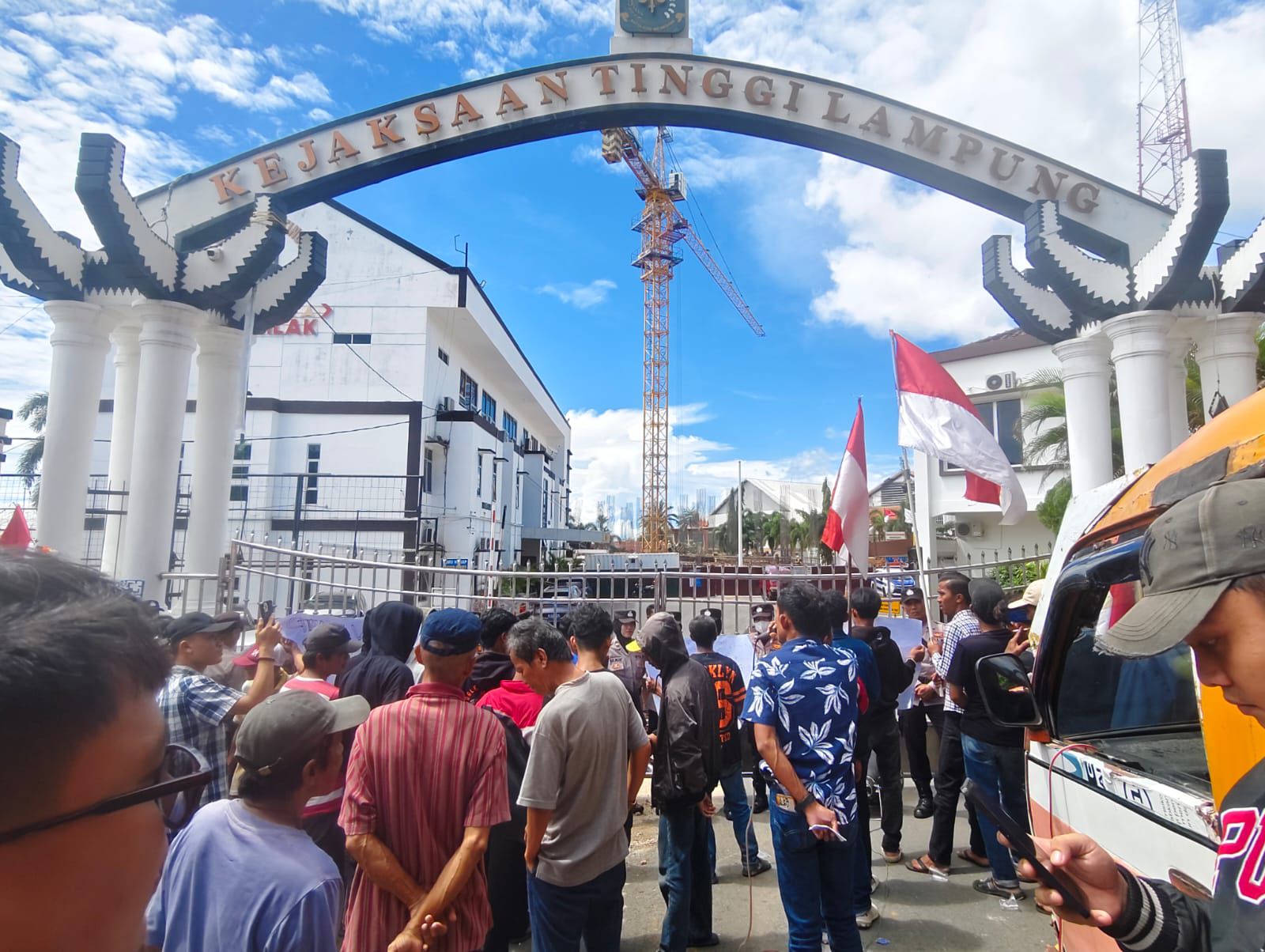 Ratusan Mahasiswa Desak Kejati Lampung Tangkap Pemilik SPBU di Tulang Bawang