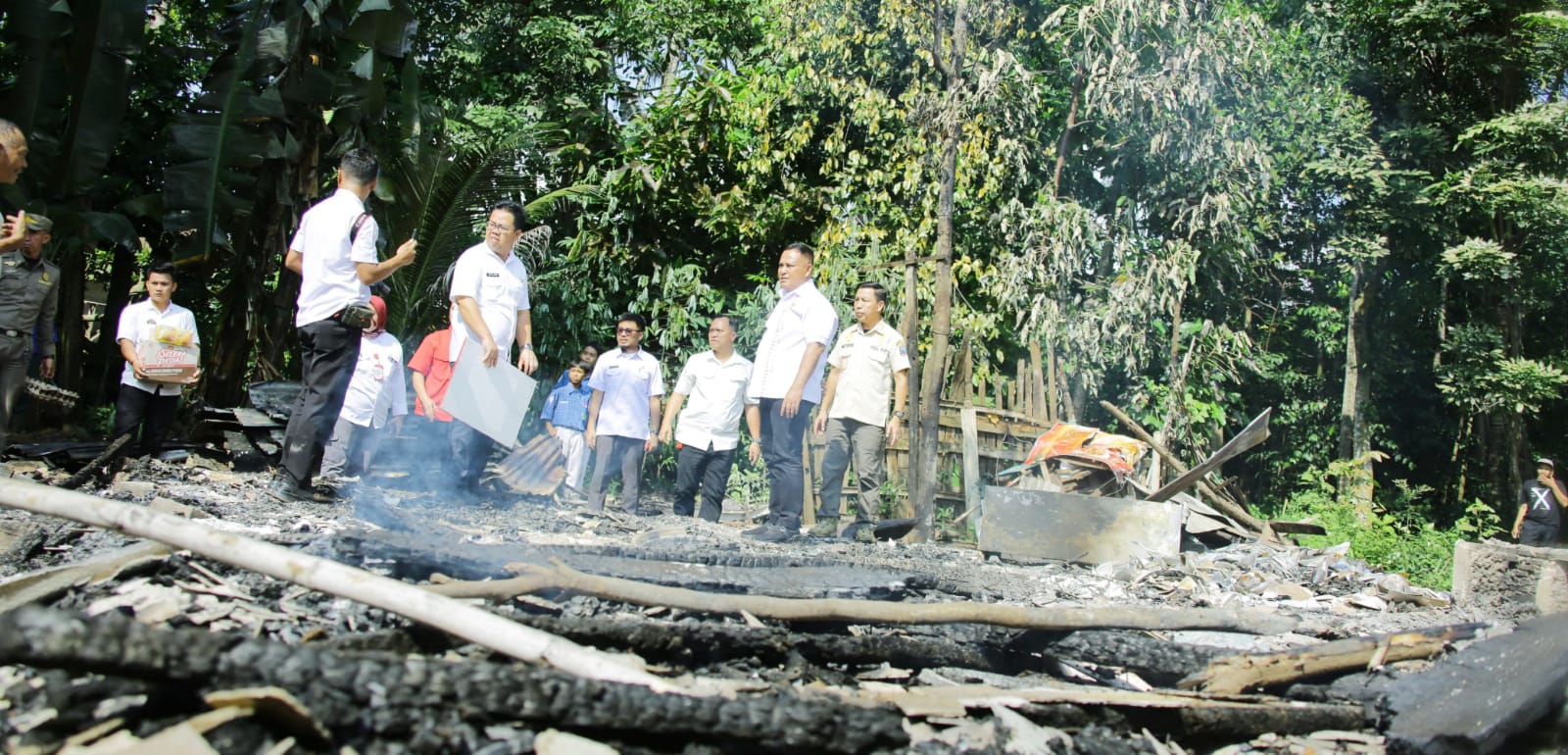 Bupati Lampung Selatan Nanang Ermanto Salurkan Bantuan ke Korban Kebakaran di Natar