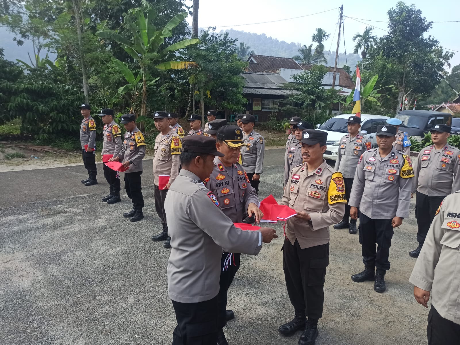 Jalankan Sprin Kapolres Lampung Barat, Bhabinkamtibmas Polsek Sumber Jaya Bagi Bendera Ke Warga