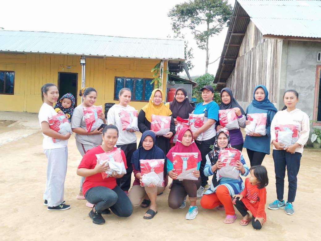 Tambah Semangat Kader, TP-PKK Batu Kebayan Bagikan Seragam Senam