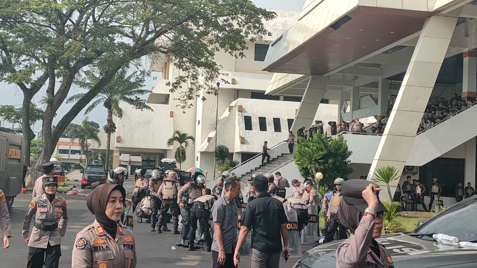 Aparat Gabungan Disiagakan Jelang Aksi di Gedung DPRD Lampung