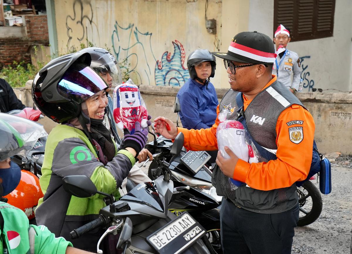 Sambut HUT RI ke-79, KAI Ajak Masyarakat Merdeka dari Kecelakaan di Perlintasan Kereta