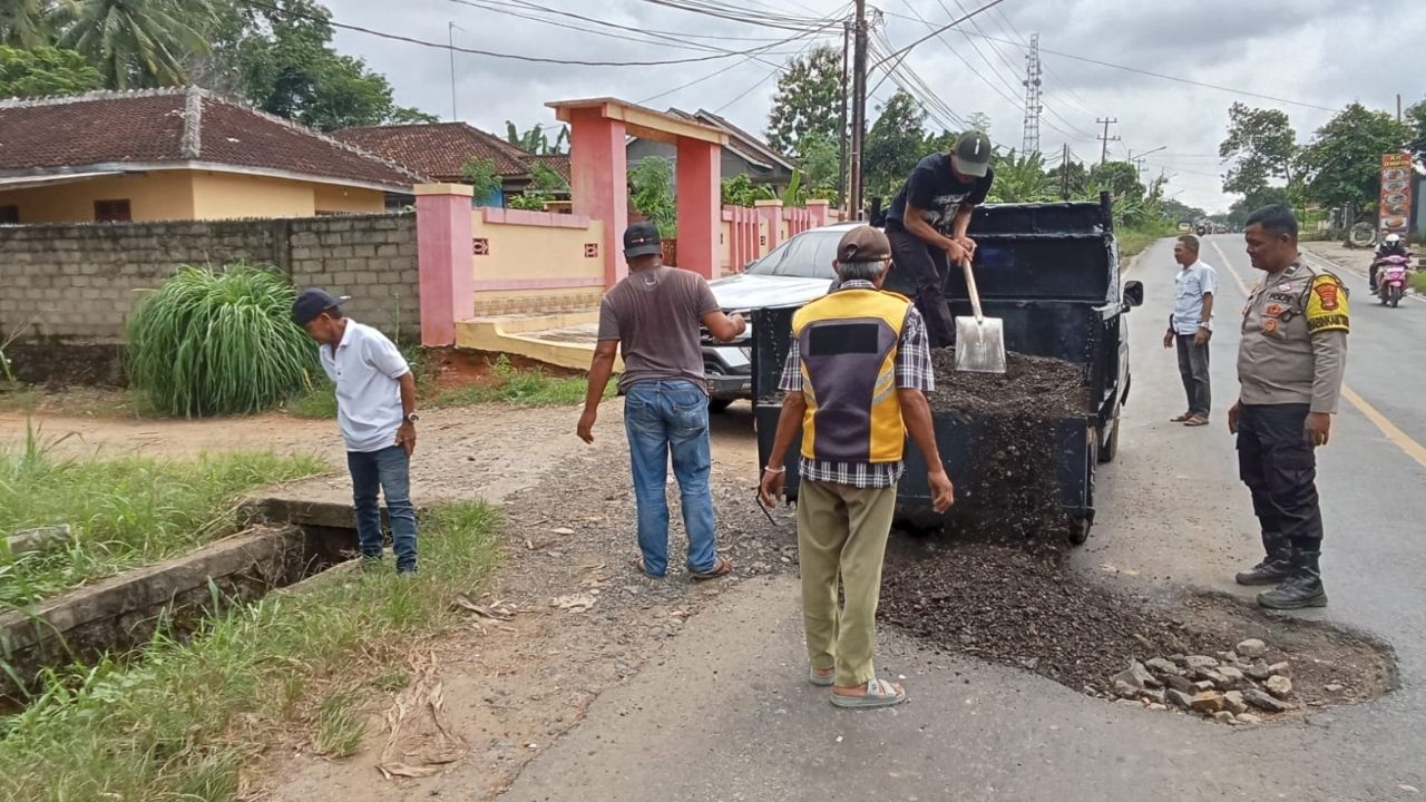 Bhabinkamtibmas dan Warga Gotong Royong Perbaiki Jalinsum Abung Selatan