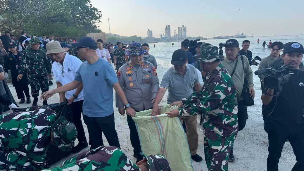 Gerakan Radin Inten Asri Satukan Polda Lampung dan Forkopimda Bersihkan Pesisir Tarahan