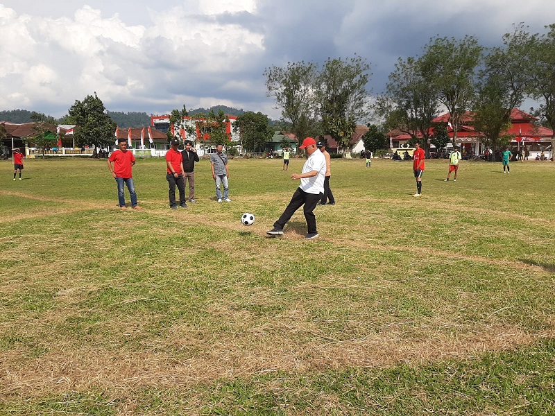 Camat Mat Suhyar Buka Turnamen Sepak Bola Piala HUT RI