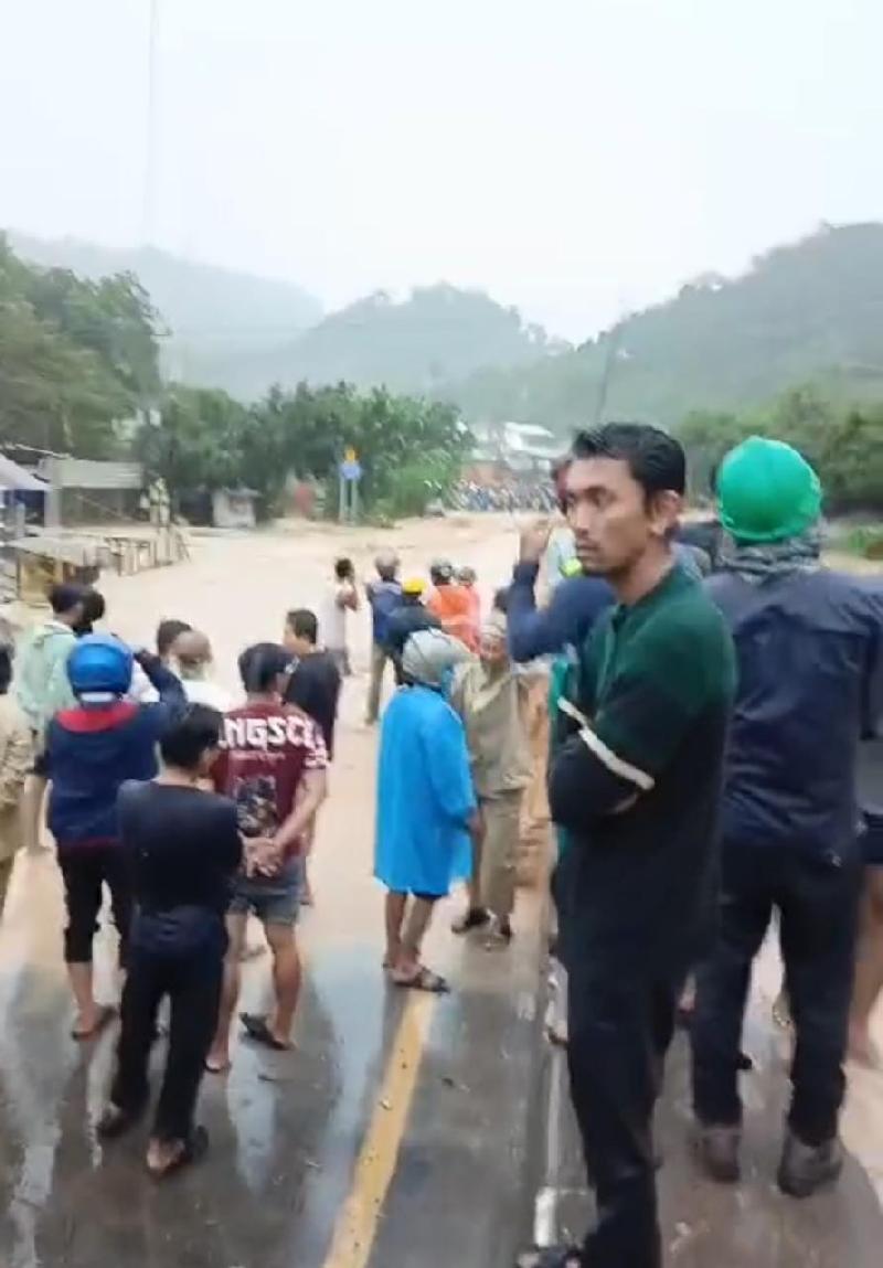 BPBD Bandar Lampung Melakukan Evakuasi Warga Terdampak Banjir di Teluk Betung