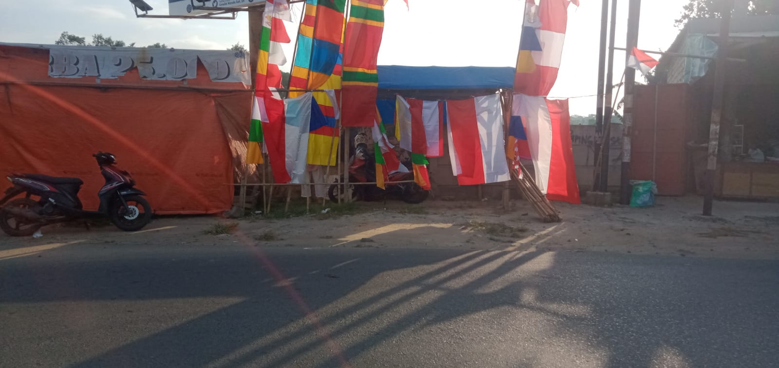 Jelang Perayaan Hari Kemerdekaan, Pedagang  Bendera Mulai Ramai di Jati Agung 