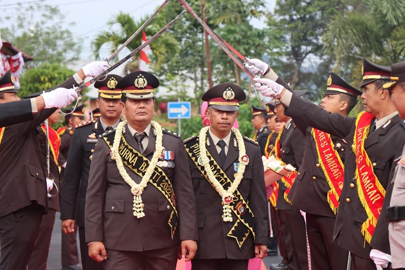 Dua Perwira Polres Lambar Purna Tugas, Kapolres : Terimakasih Atas Dedikasinya 