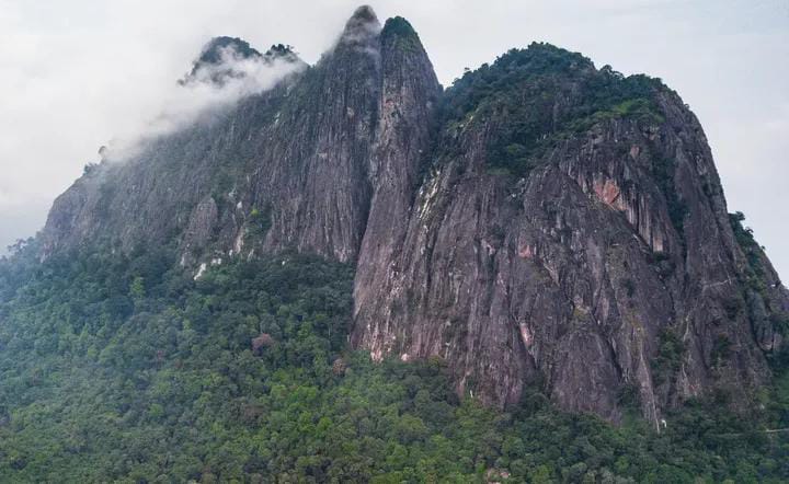 Menaklukkan Tebing dengan Aman: Sensasi Via Ferrata di Gunung Parang