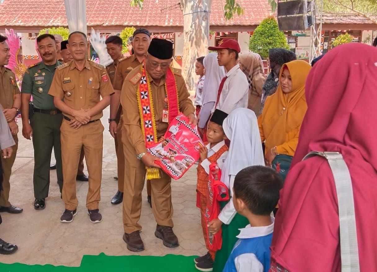 Tahun 2023, Disdikbud Lampung Barat Bagikan 10.965 Stel Seragam Sekolah Gratis 