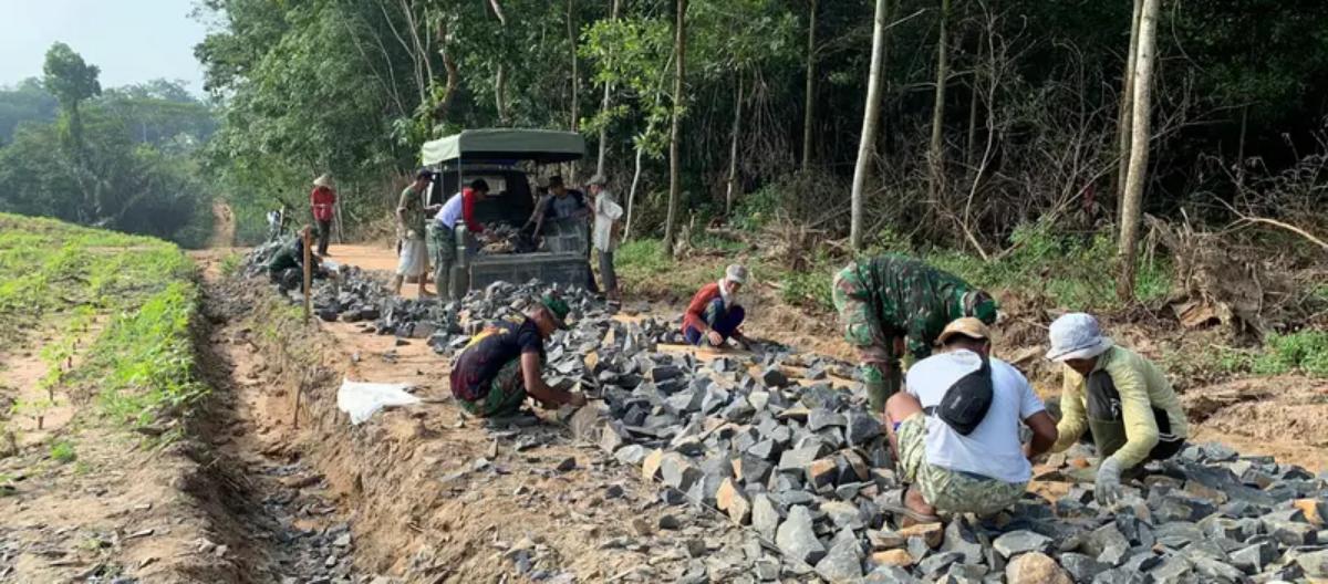 Satgas TMMD Kodim 0421/LS Kebut Pembangunan Jalan Onderlagh di Desa Budi Lestari