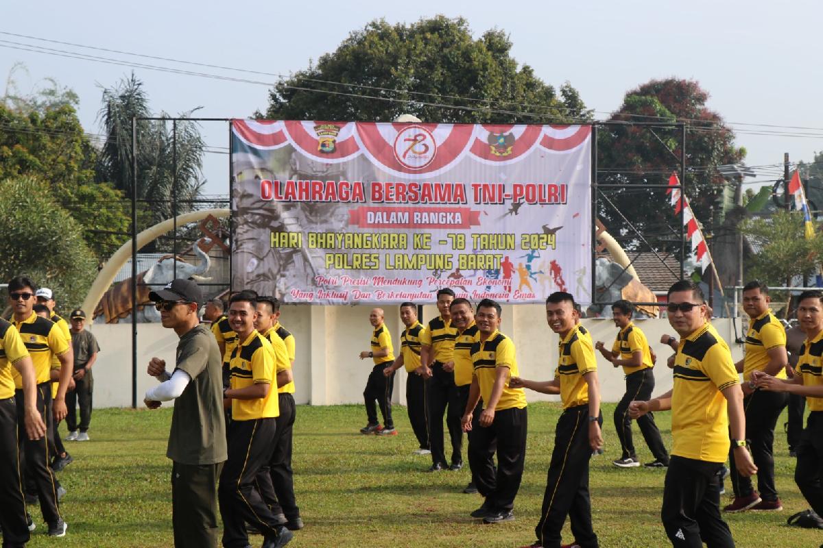 Meriahkan HUT Bhayangkara Ke-78, TNI-Polri Olahraga Bersama di Mapolres Lampung Barat
