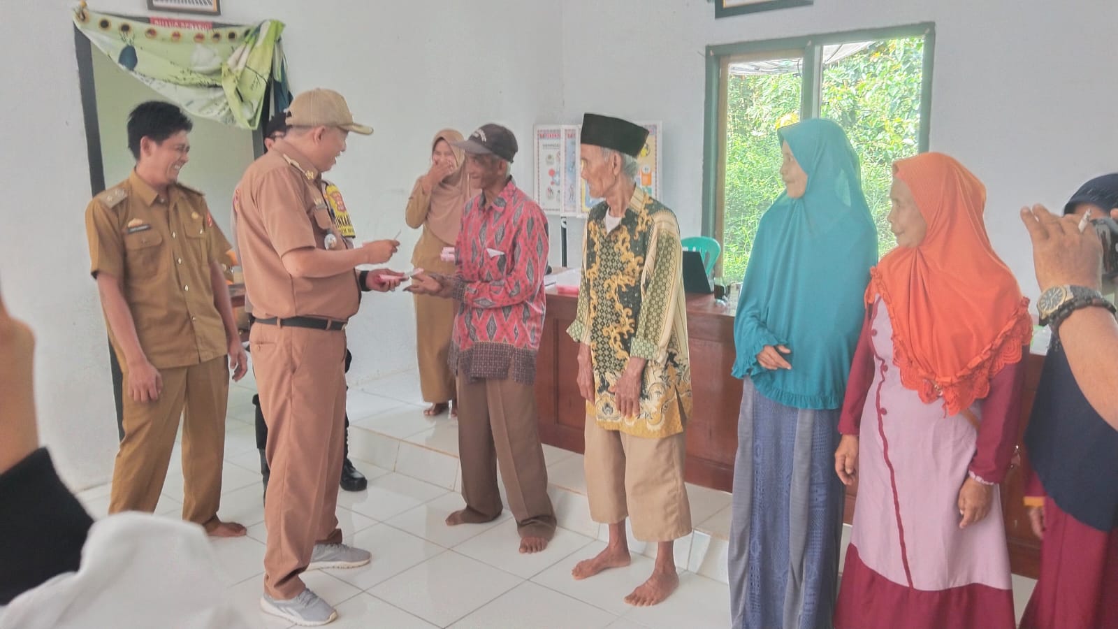 Salurkan BLT-DD di Pahayu Jaya, Camat Pagar Dewa Minta Para KPM Manfaatkan Bantuan Tepat Guna 