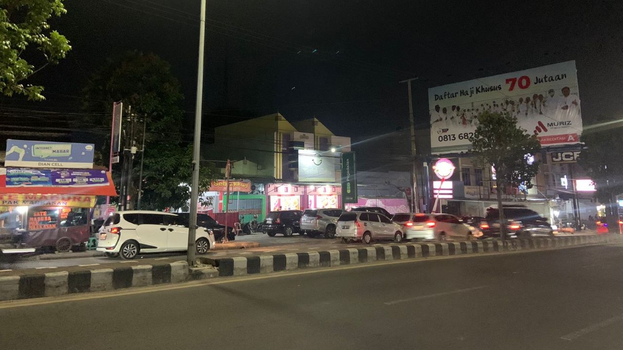 Parkir Liar di Jalan ZA Pagar Alam Kian Marak, Kemacetan Tak Terhindarkan