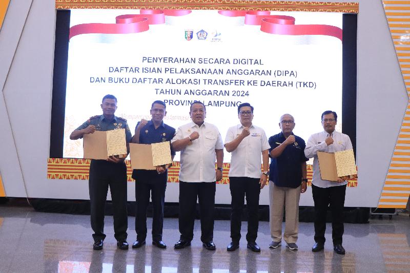 Gubernur Arinal Serahkan Secara Digital DIPA dan Daftar Alokasi TKD Provinsi Lampung 2024 