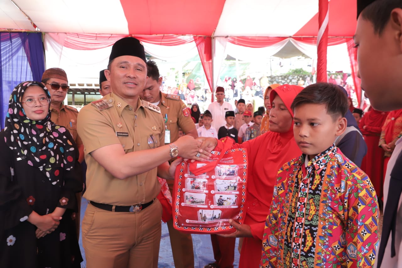 Disdikbud Lambar Distribusikan Seragam Sekolah Kepada 6.420 Siswa