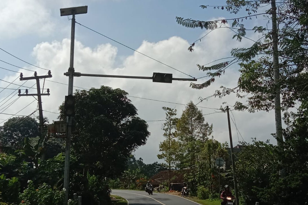 Warning Light Jalan Nasional di Lampung Barat Banyak Rusak Tapi Dibiarkan