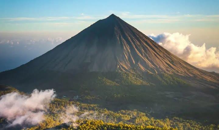 Inerie: Piramida Alam yang Menantang di Timur Flores