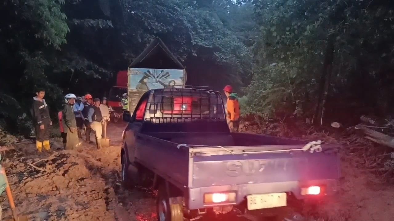 Pasca Longsor, Jalan Provinsi Liwa–Ranau Kembali Dibuka dengan Sistem Satu Jalur