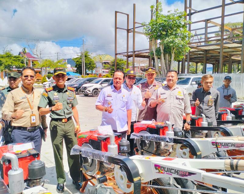 Pj Bupati Lampung Barat Serahkan Bantuan Pompa dan Traktor