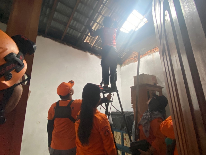 Atap Rumah Warga Pidada Rusak Akibat Angin Puting Beliung di Panjang