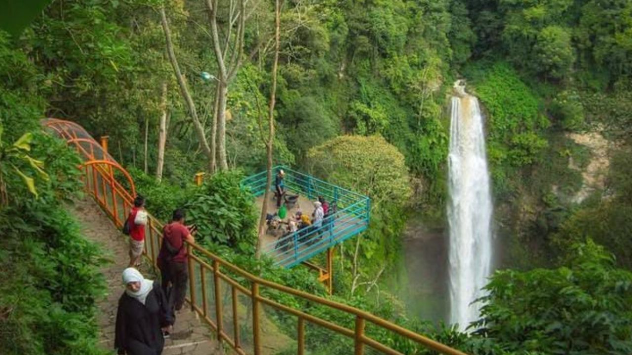 Curug Cimahi, Kemegahan Air Terjun Berwarna di Jantung Bandung Barat