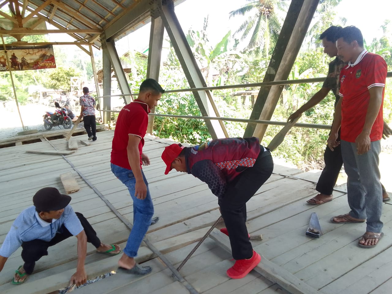 Tidak Diperbaiki Pemkab, Jembatan Way Semangka Suoh Diperbaiki Secara Swadaya