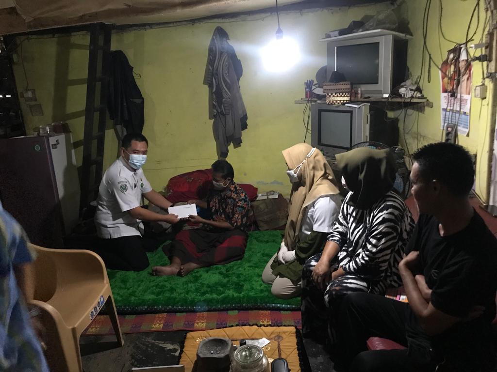 Bunda Dewi Berikan Tali Asih Kepada Warganya yang Sakit 