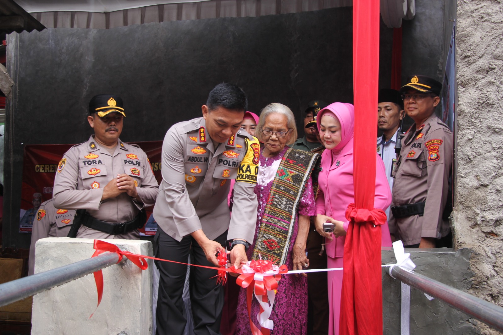 Warakawuri Polri Terharu Terima Kunci Rumah Layak Huni Dari Kapolresta Bandar Lampung