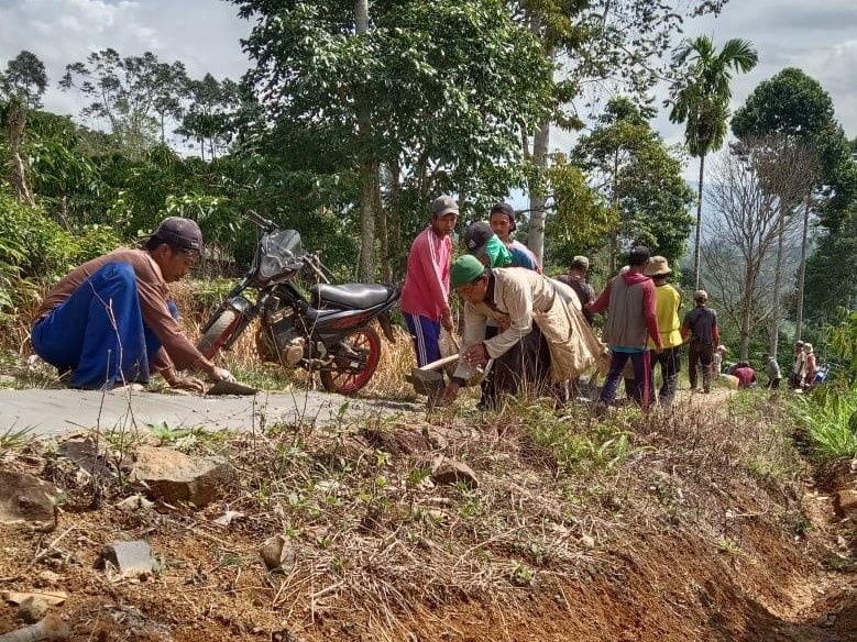 Tak Kunjung Dibangun, Warga Swadaya Perbaiki Jalur Sukabumi-Tebaliokh 