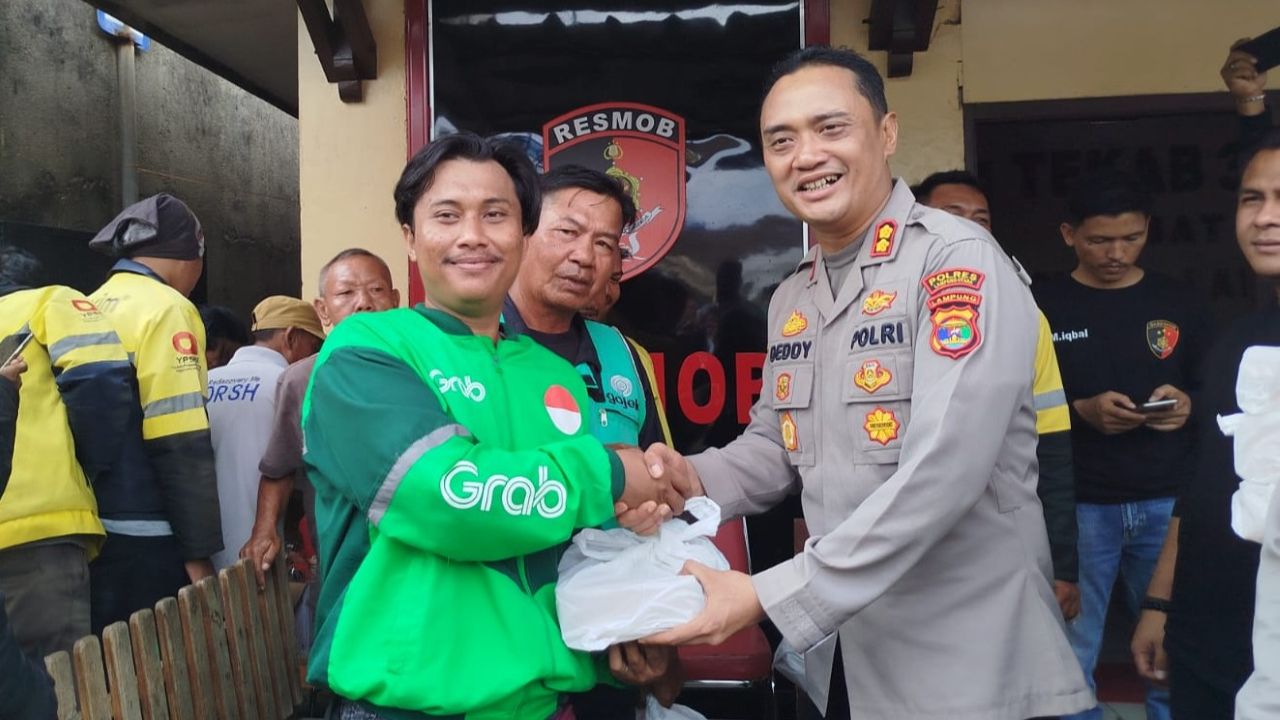 HUT Tekab 308 Presisi, Ratusan Ojek Online Terima Nasi Kotak dari Polres Lampung Utara