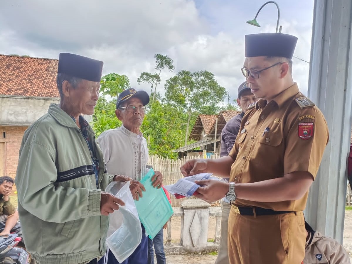 Secara Simbolis, Camat Bambang Bagikan KKS Untuk 156 KK