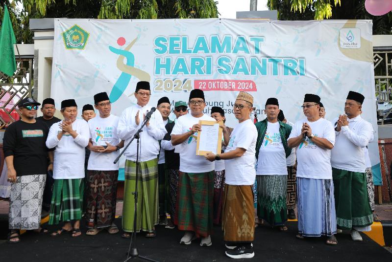 Peringatan Hari Santri, Pj Gubernur Samsudin Serahkan Perda Pondok Pesantren Kepada PWNU Lampung