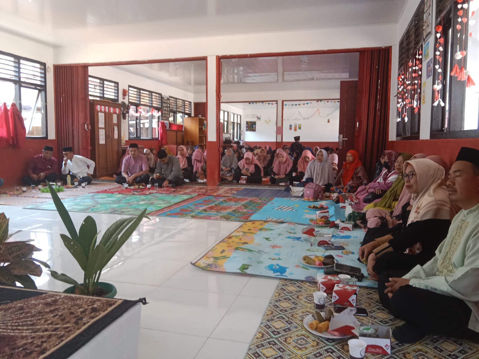 Guru SD se-Kecamatan Sumber Jaya Peringati Maulid Nabi di SDN 2 Sukapura 