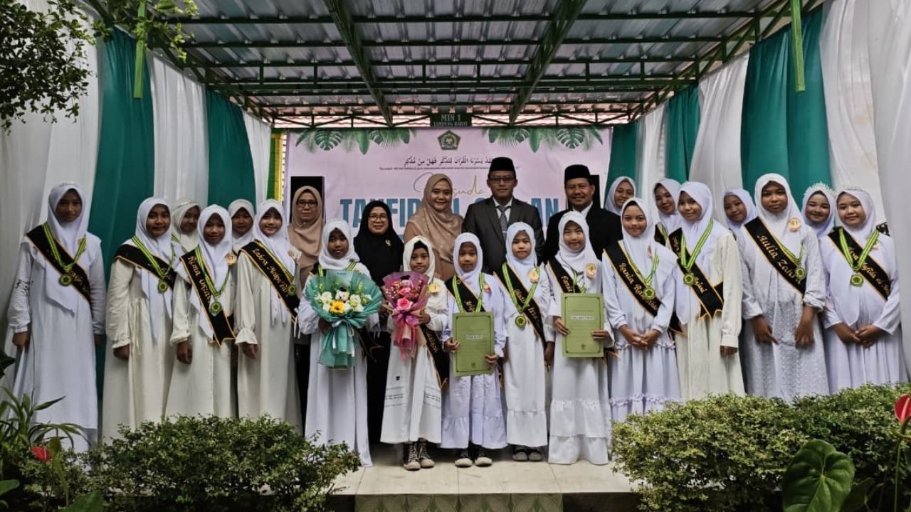 MIN 1 Lampung Barat Wisuda Tahfidz Al-Qur’an dan Resmikan Gerbang Baru
