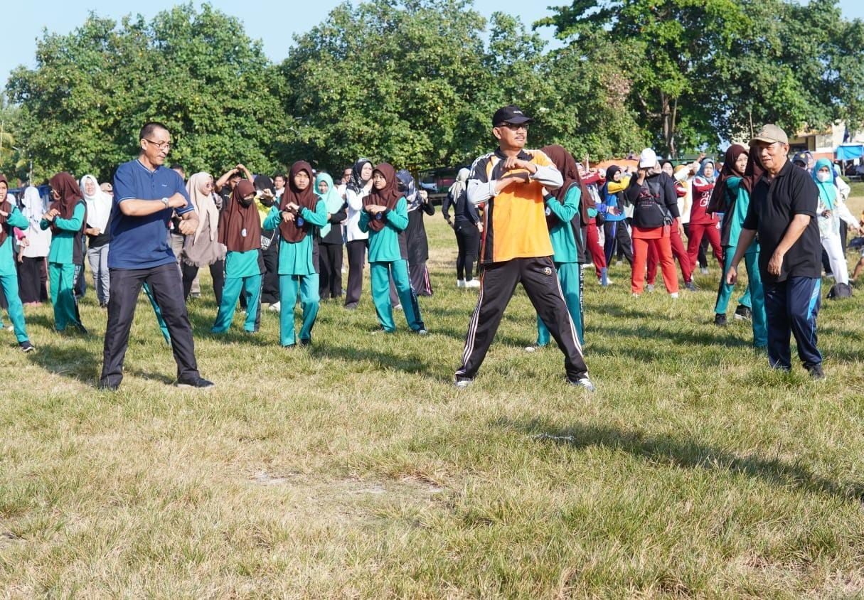 Jaga Kesehatan dengan Olahraga Bersama dan Bersih Pantai