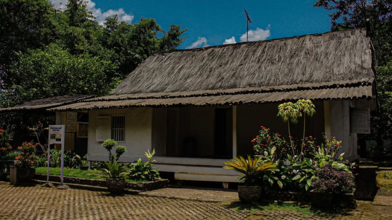 Mengenal Keunikan Rumah Adat Kampung Pulo dan Filosofi di Baliknya