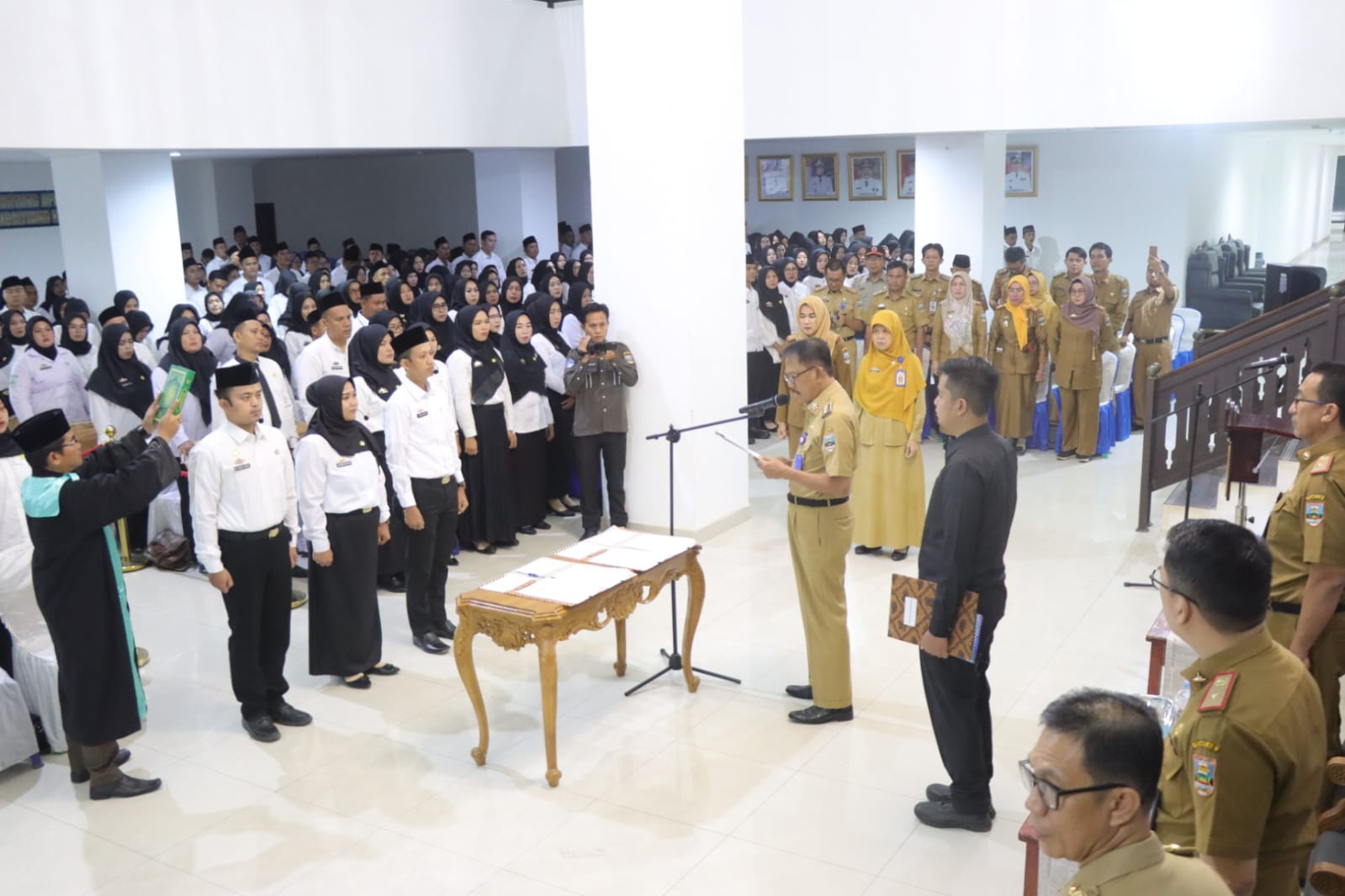 Bupati Pesisir Barat Agus Istiqlal Serahkan SK Pengangkatan Kepada 516 PPPK-CPNS